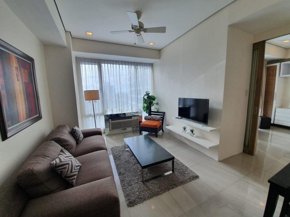 9th Floor, Golf Course View Condo For Sale in BGC (Bonifacio Global City), Forbes Town Center